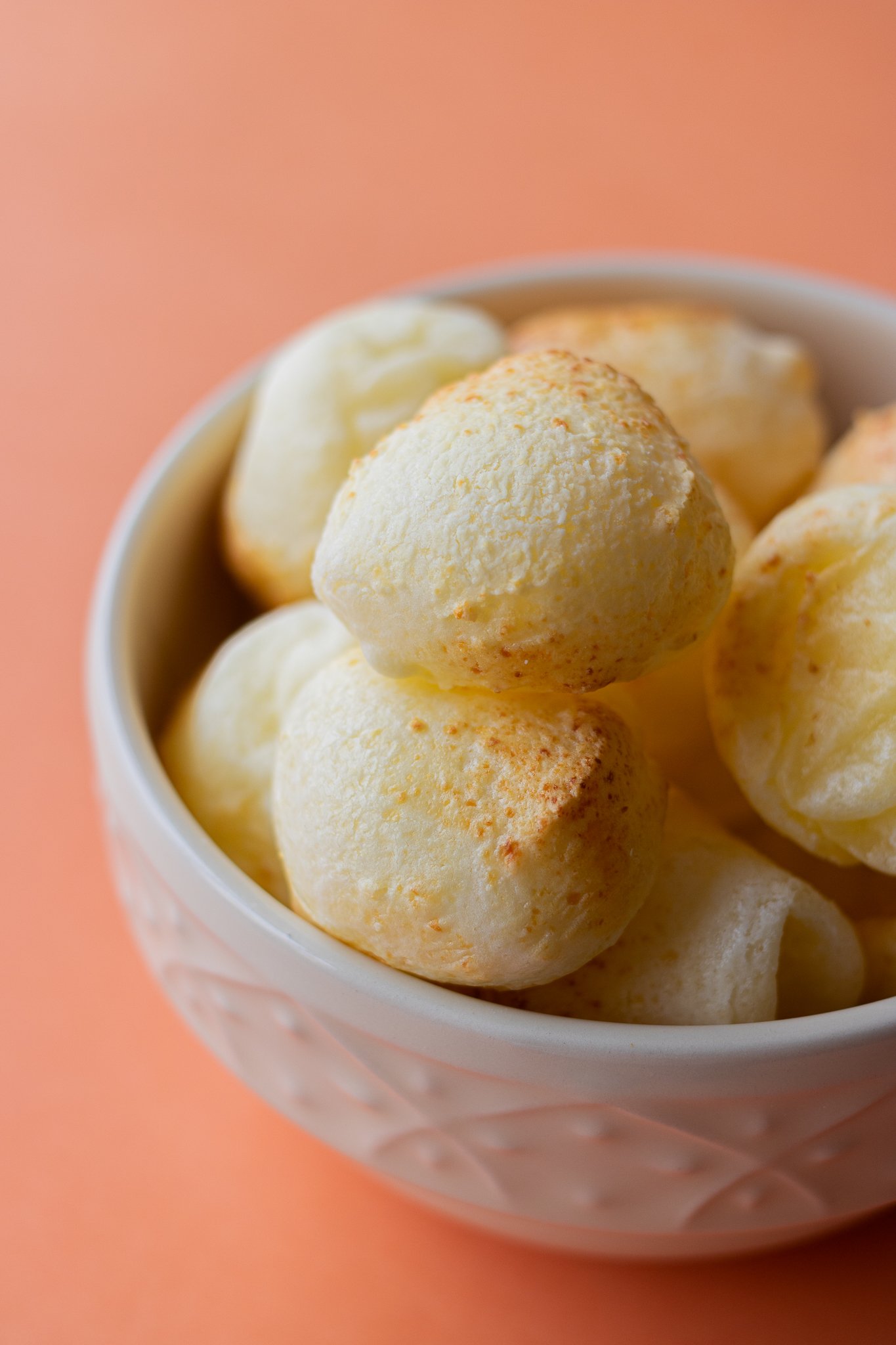 Pão de queijo Proteijo servido em ambiente de café — produto artesanal para revenda